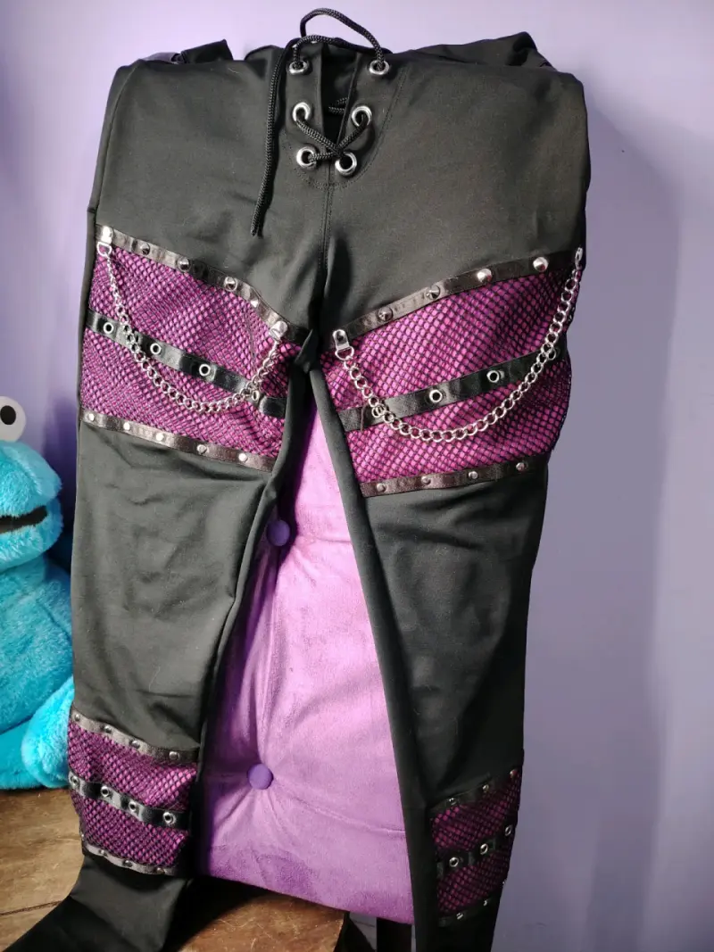 Calzad negras con detalles púrpura goth talla M - 1