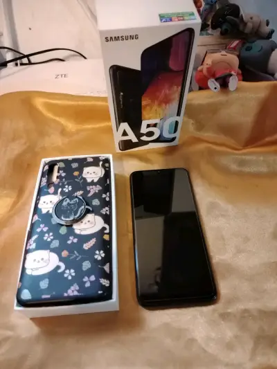 Samsung Galaxy A50 con caja - miniatura 1