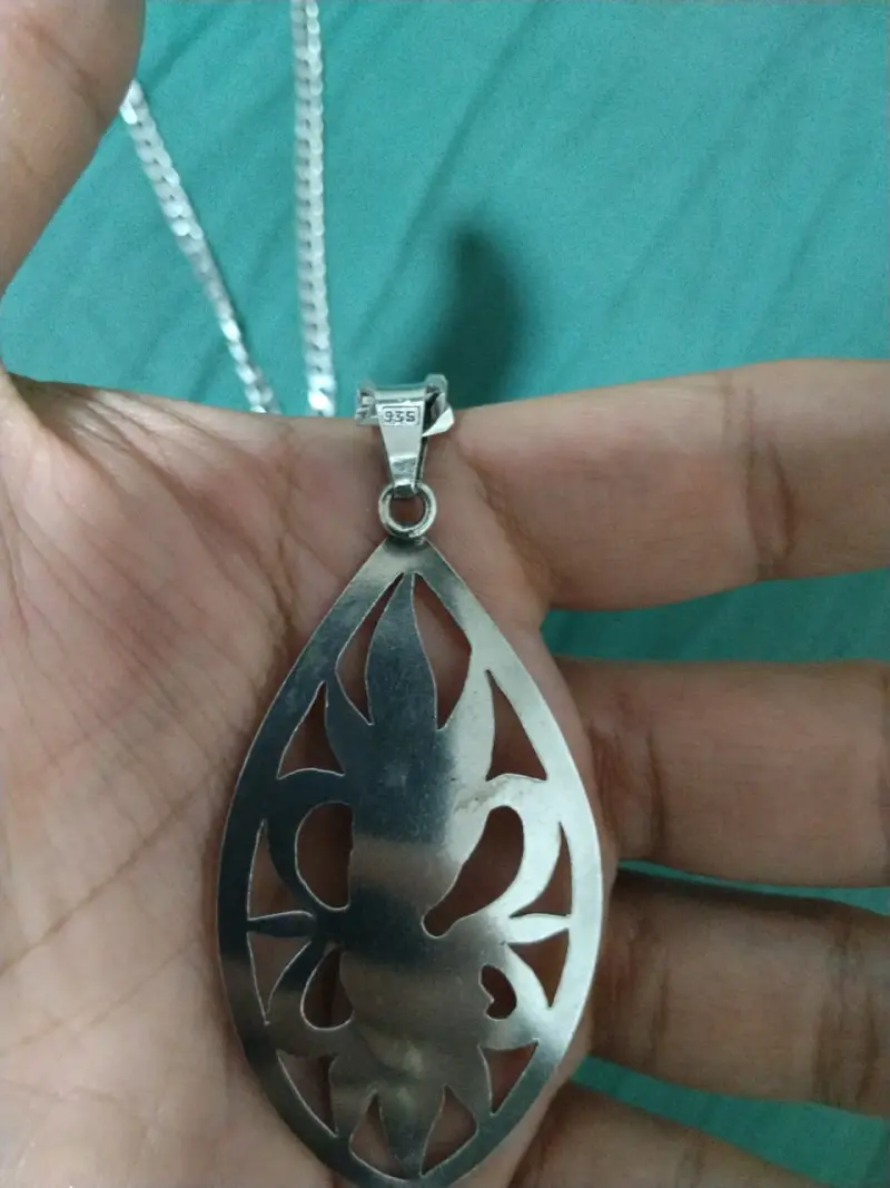 Collar plateado con colgante - 2