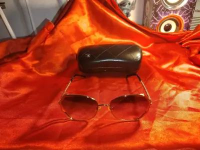Lentes de sol dorados con estuche - miniatura 1