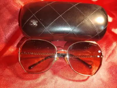 Lentes de sol dorados con estuche - miniatura 2