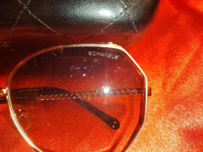 Lentes de sol dorados con estuche - 3