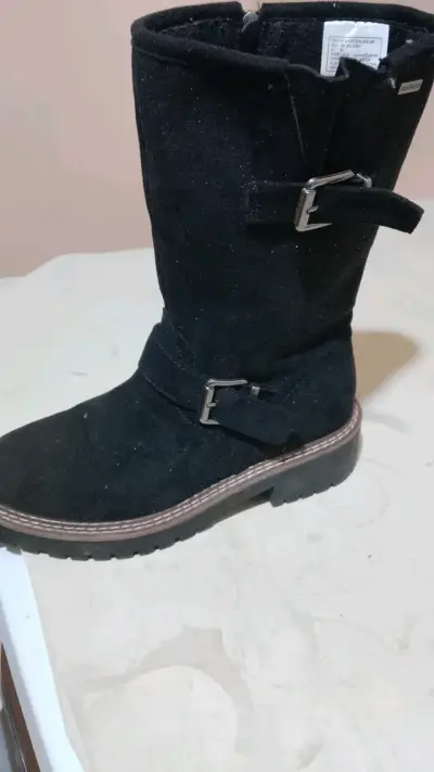 Bota negra con hebilla - miniatura 1