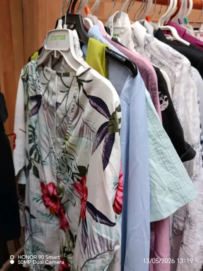 Lote de más de 50 prendas de mujer en buen estado - 1