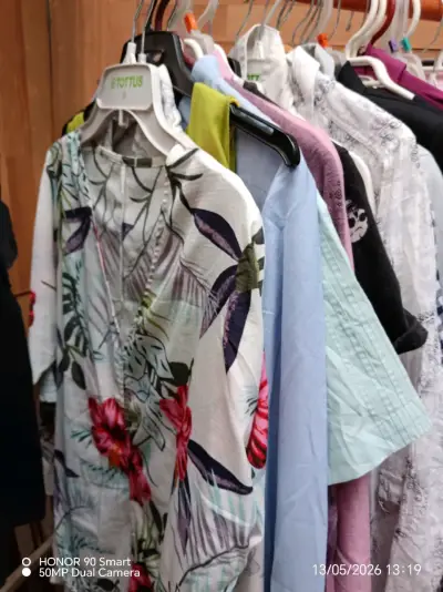 Lote de más de 50 prendas de mujer en buen estado - miniatura 1