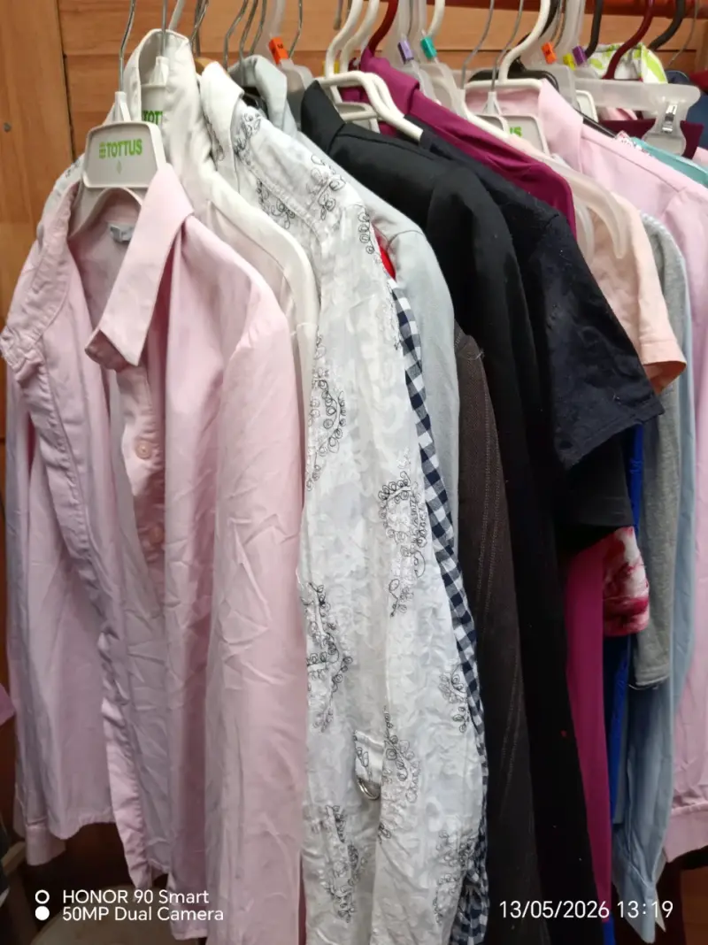 Lote de más de 50 prendas de mujer en buen estado - 2