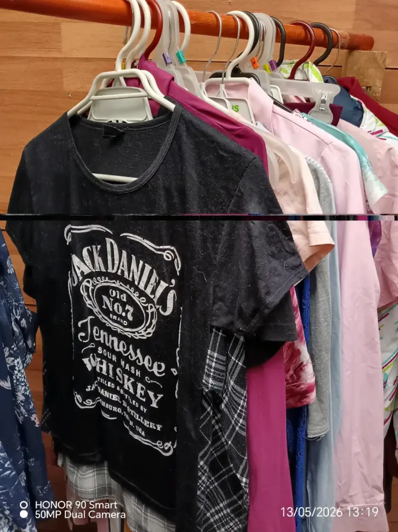 Lote de más de 50 prendas de mujer en buen estado - 3