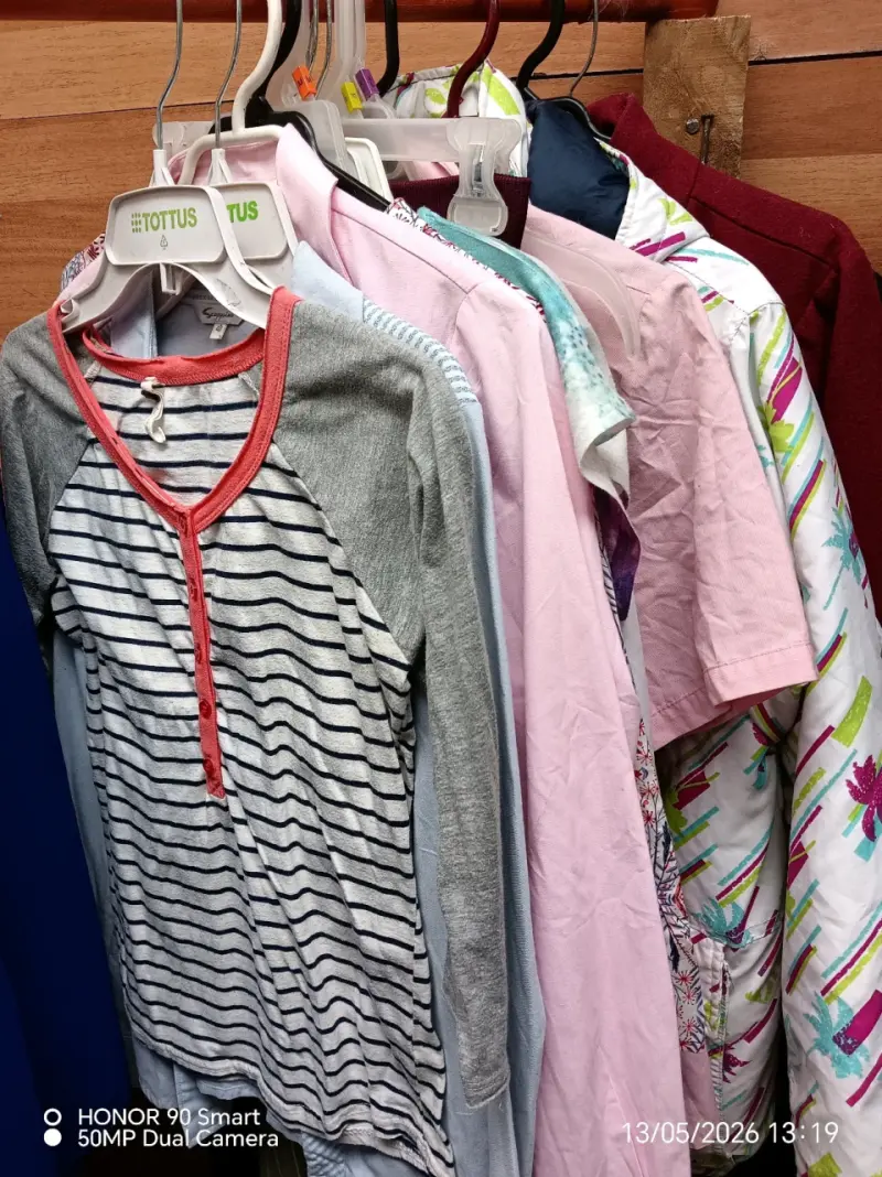 Lote de más de 50 prendas de mujer en buen estado - 4
