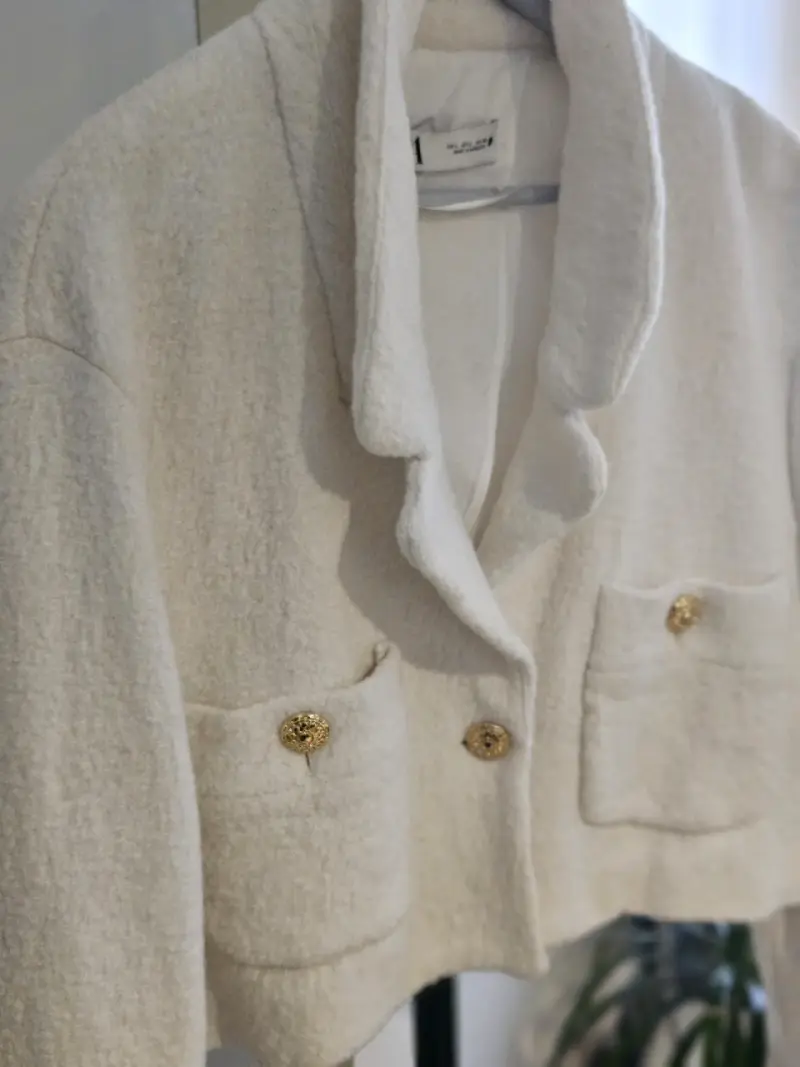 Chaqueta corta blanca con bolsillos - 2
