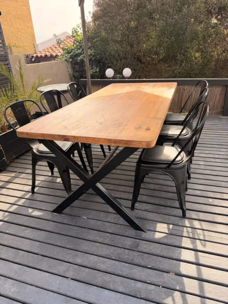 Mesa de comedor con sillas metálicas - 1
