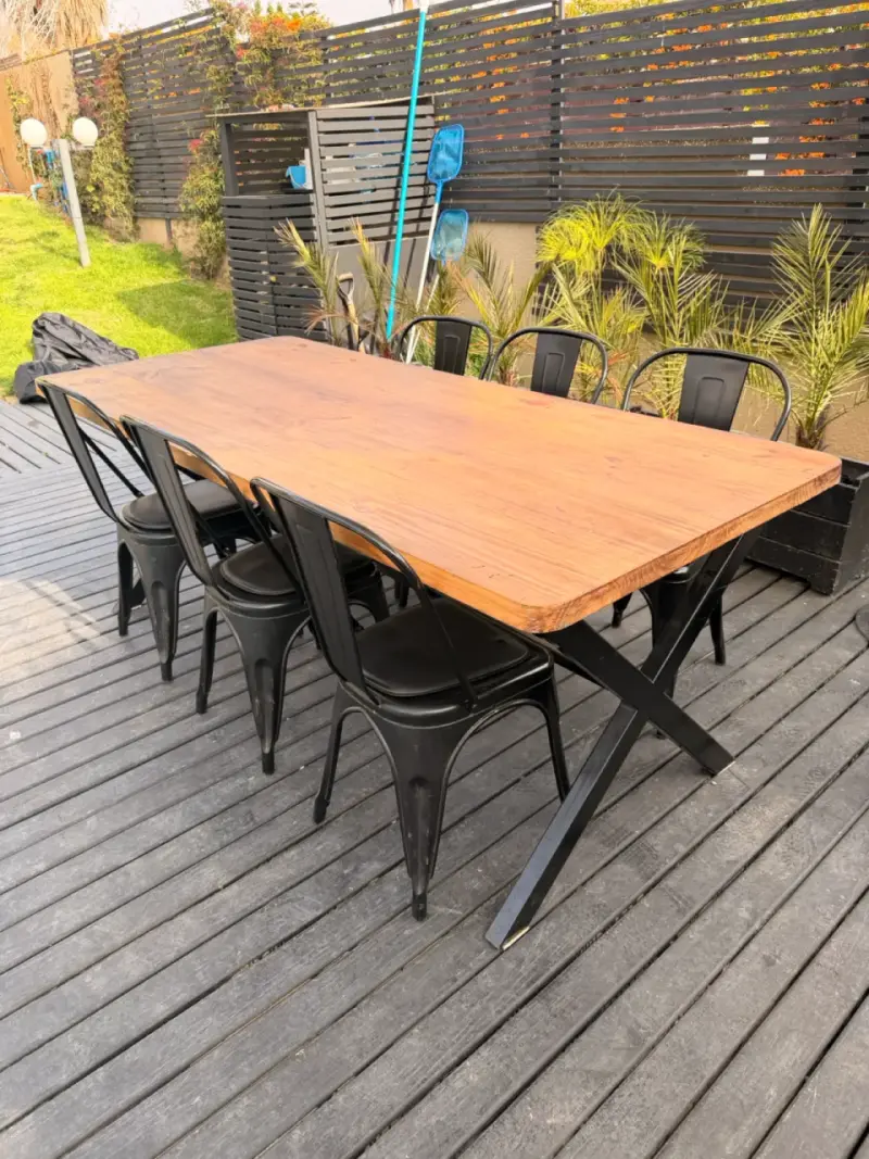 Mesa de comedor con sillas metálicas - 2