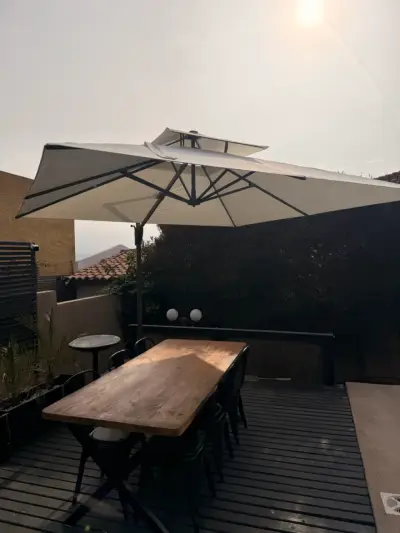 Mesa de comedor con sillas metálicas - miniatura 5