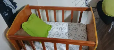 Cuna de madera para bebé - miniatura 1