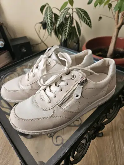Zapatillas blancas con cierre - miniatura 1