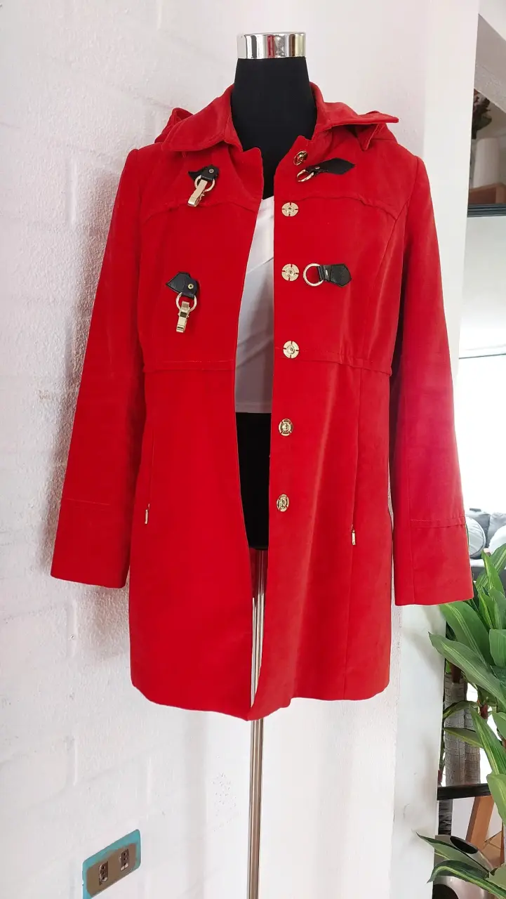 Abrigo rojo con botones dorados
