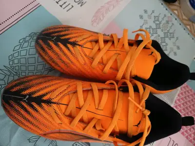 Zapatillas Pumas deportivas con toperoles naranjas - miniatura 1