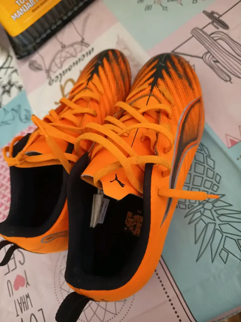 Zapatillas Pumas deportivas con toperoles naranjas - 2