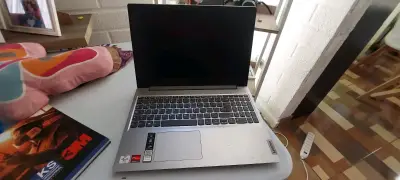 Laptop Lenovo plateado - miniatura 1