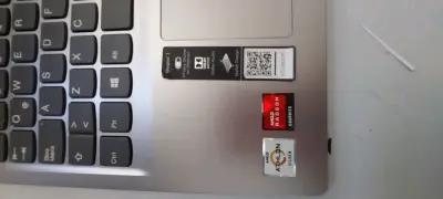 Laptop Lenovo plateado - miniatura 2