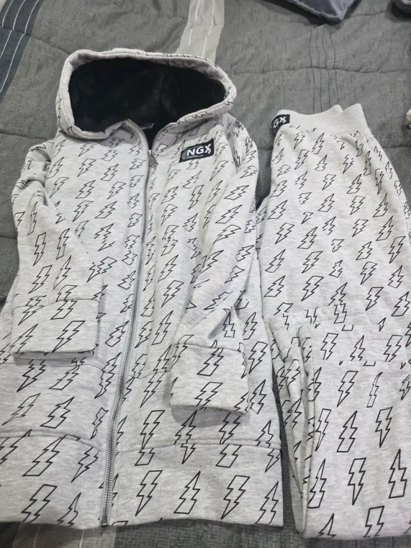 Conjunto deportivo gris con capucha - 1