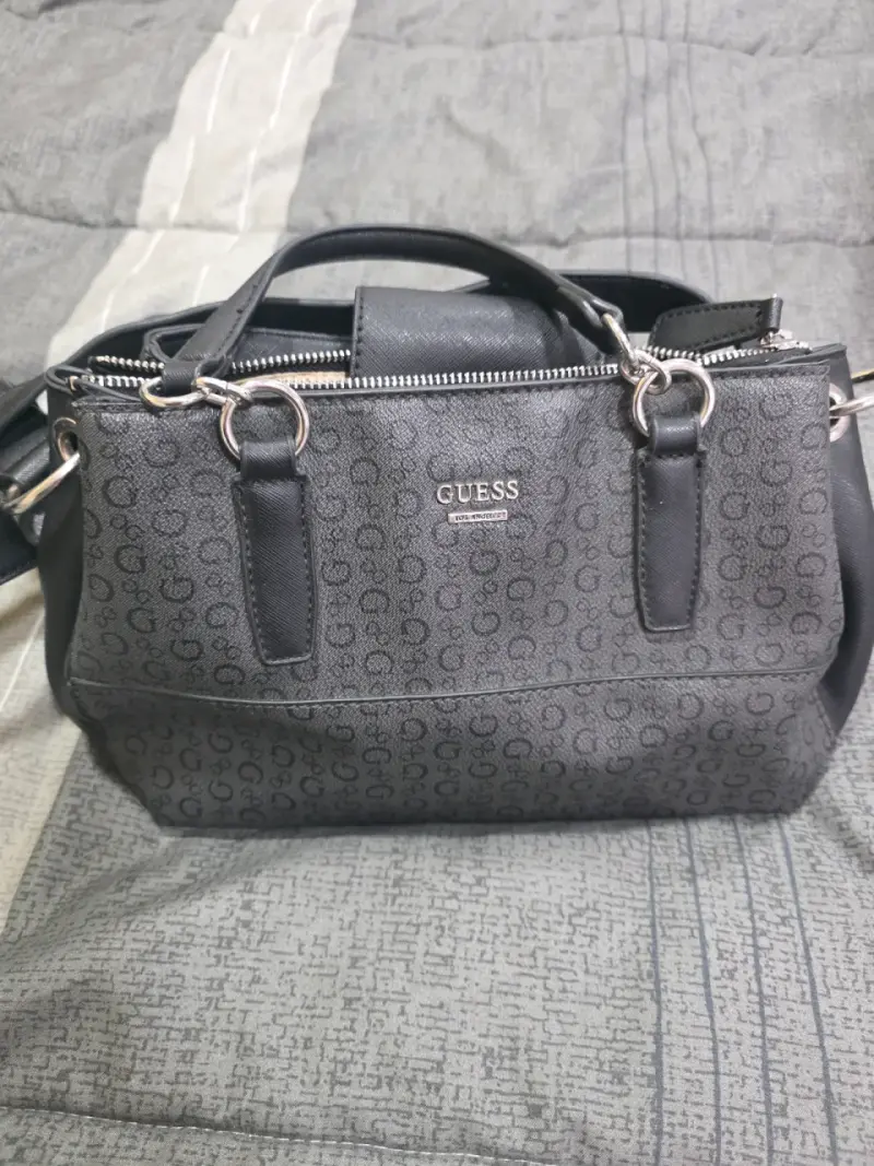Bolso Guess negro estampado - 1