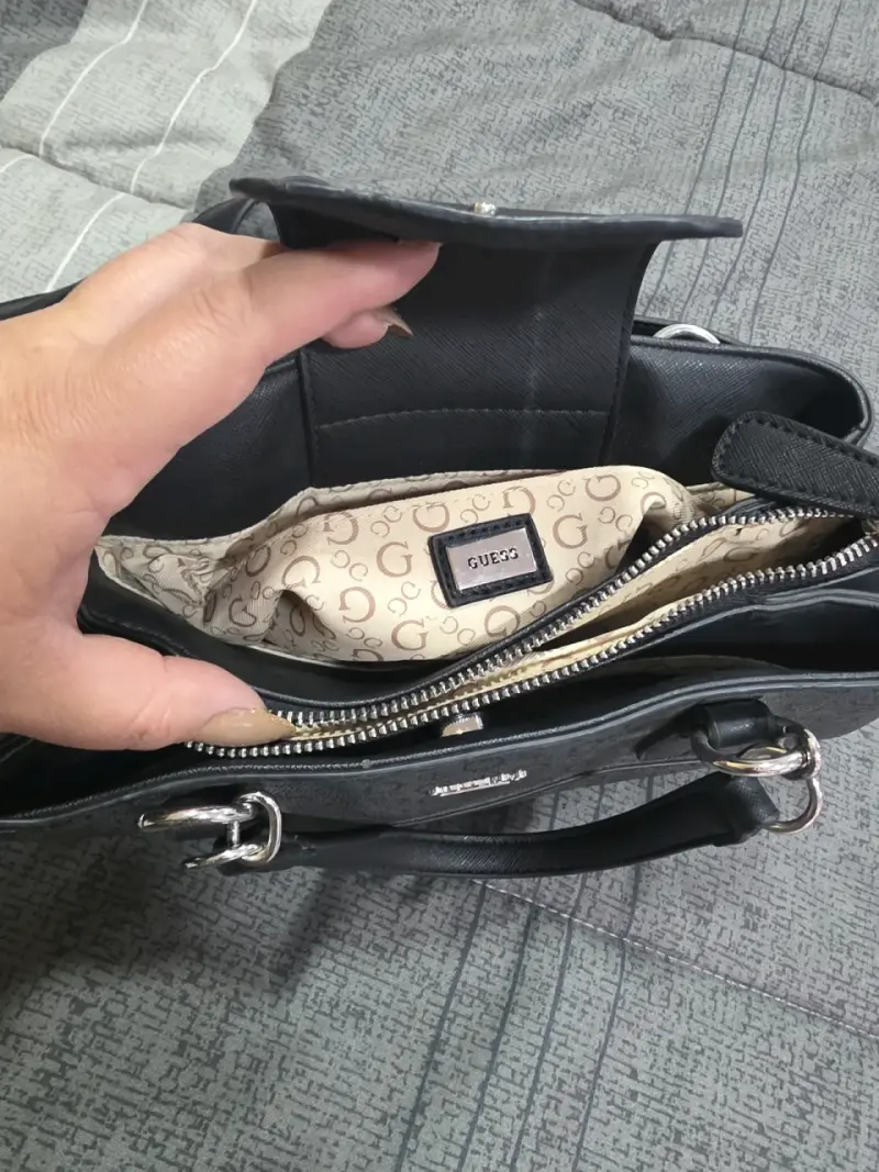 Bolso Guess negro estampado - 2