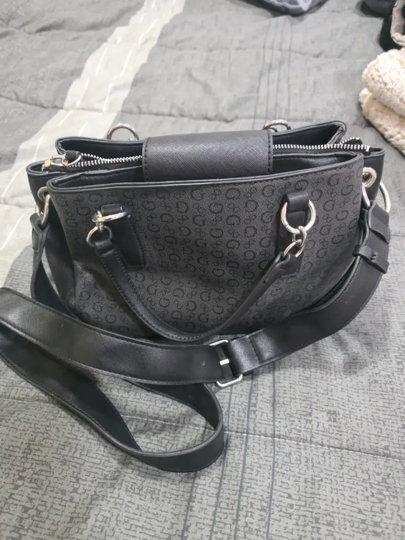 Bolso Guess negro estampado - 3