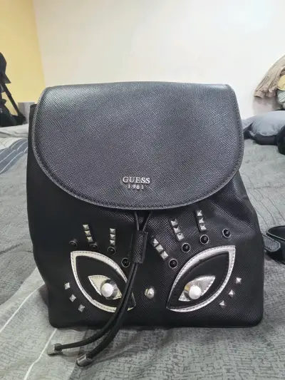 Mochila negra Guess con apliques - miniatura 1