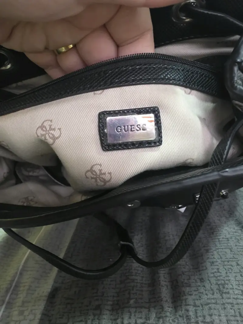 Mochila negra Guess con apliques - 2