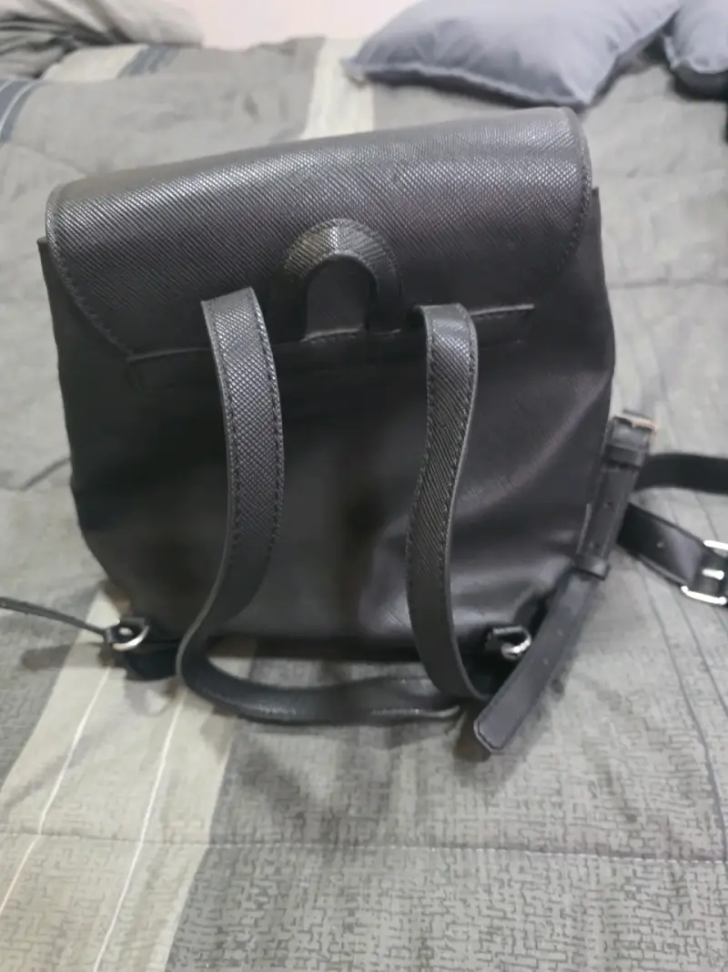 Mochila negra Guess con apliques - 3