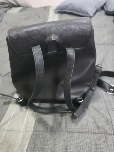 Mochila negra Guess con apliques - miniatura 3