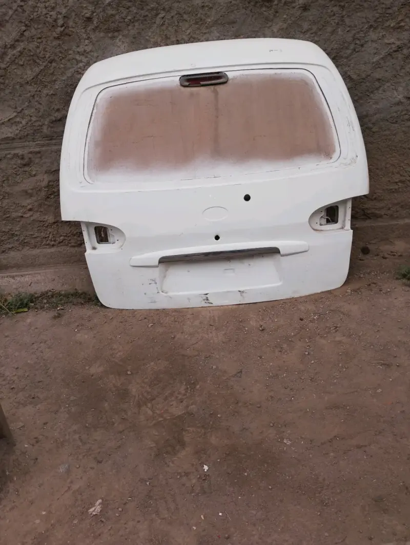 Puerta trasera de auto blanca - 1