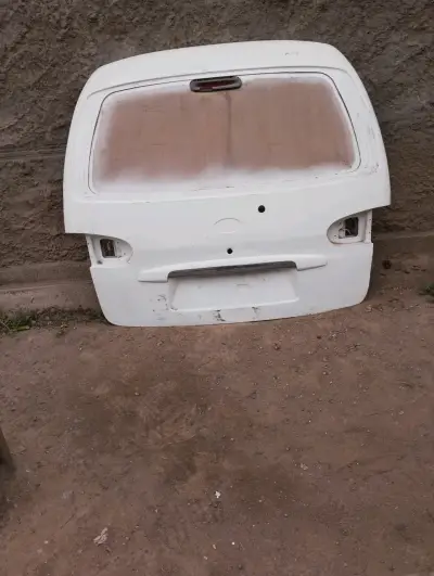 Puerta trasera de auto blanca - miniatura 1