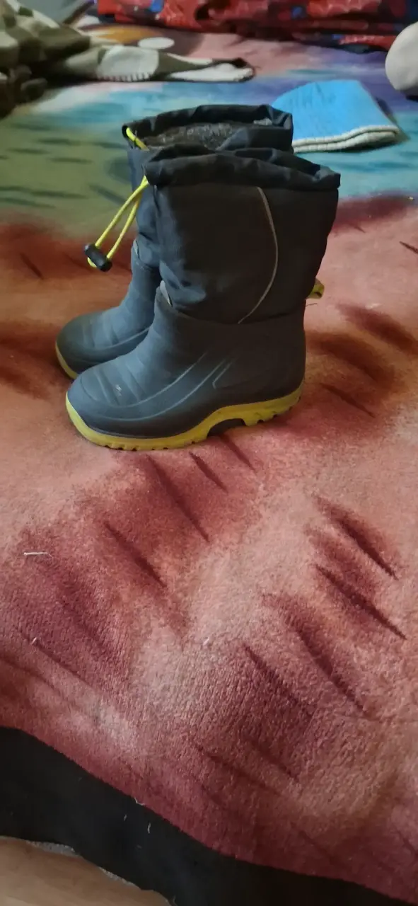 Botas de invierno negras y amarillas de niño - 1