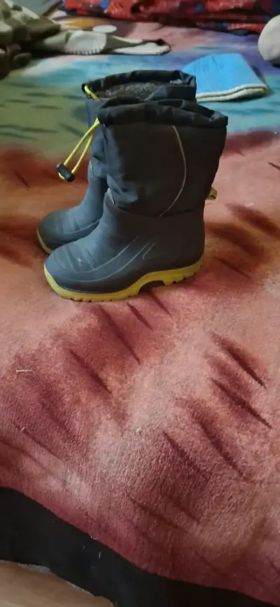Botas de invierno negras y amarillas de niño - miniatura 1