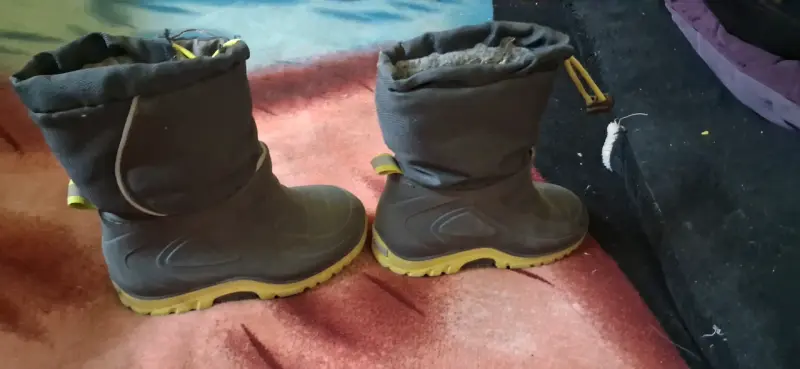 Botas de invierno negras y amarillas de niño - 2