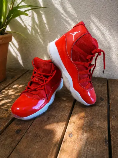 Zapatillas deportivas rojas brillantes - miniatura 1