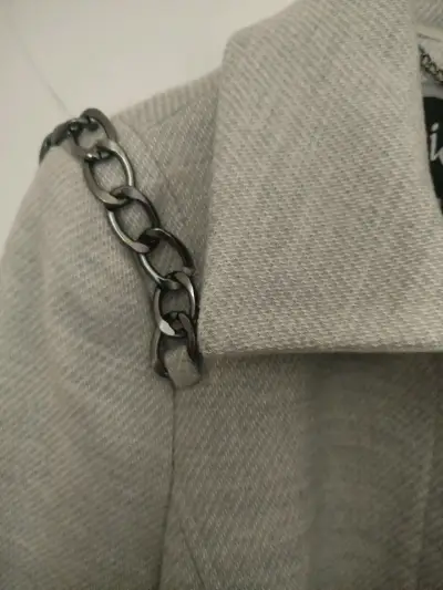 Abrigo iO  Talla 40 con cadenas decorativas - miniatura 3