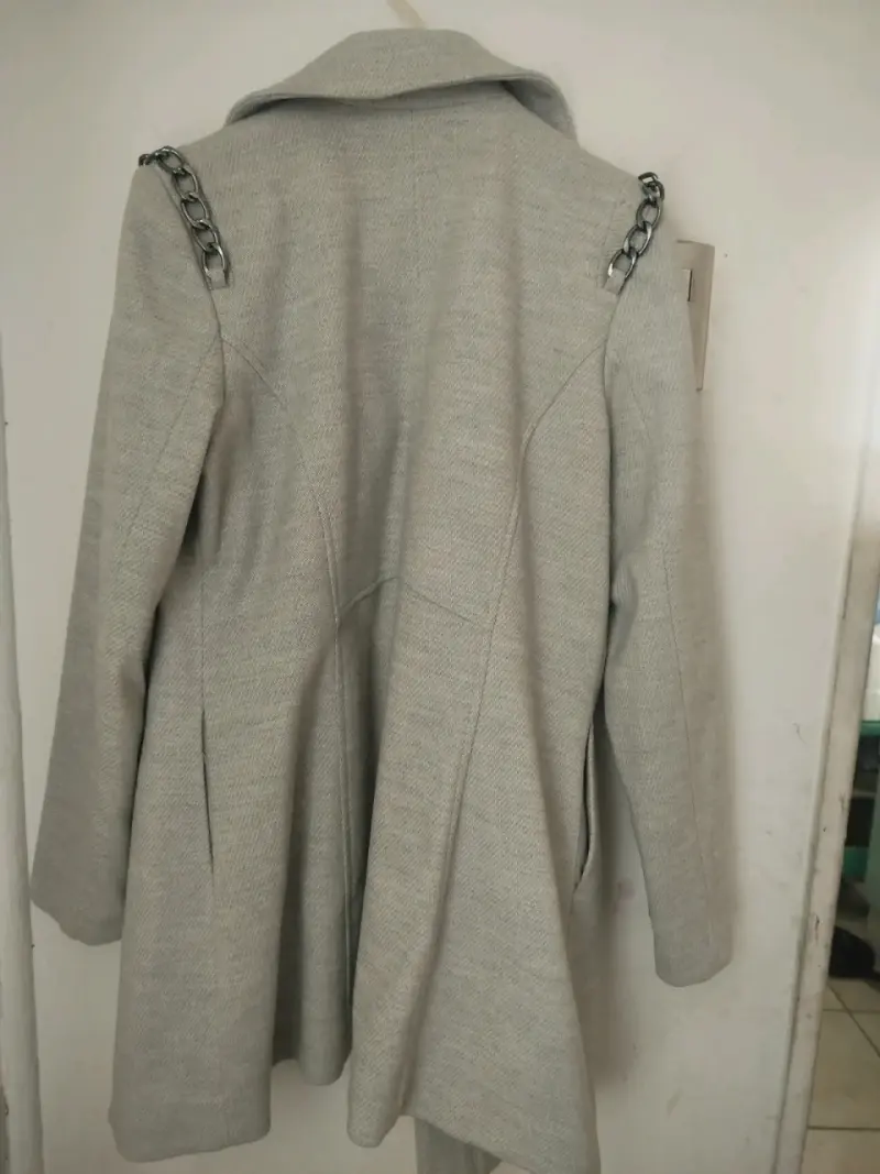 Abrigo iO Talla 40 con cadenas decorativas - 4