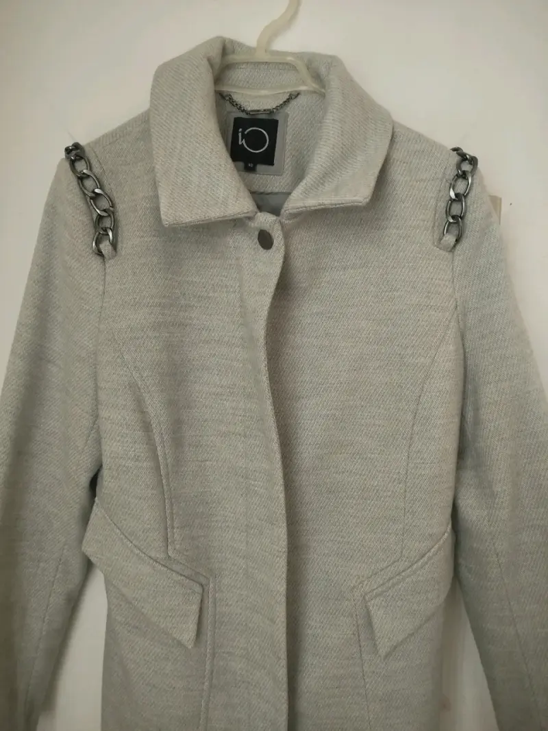 Abrigo iO Talla 40 con cadenas decorativas - 5