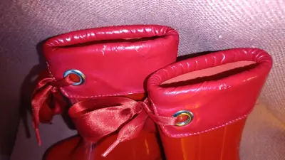 Botas rojas de goma para niña - miniatura 2