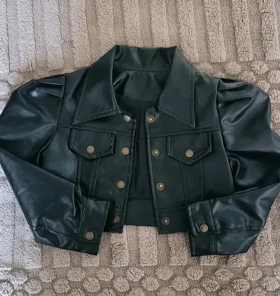 Chaqueta corta negra de cuero sintético - miniatura 2