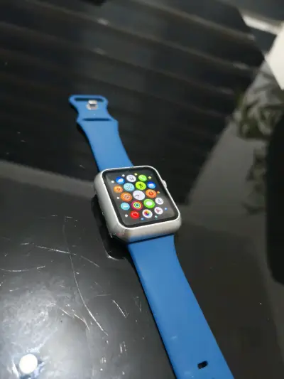 Smartwatch con correa azul - miniatura 1