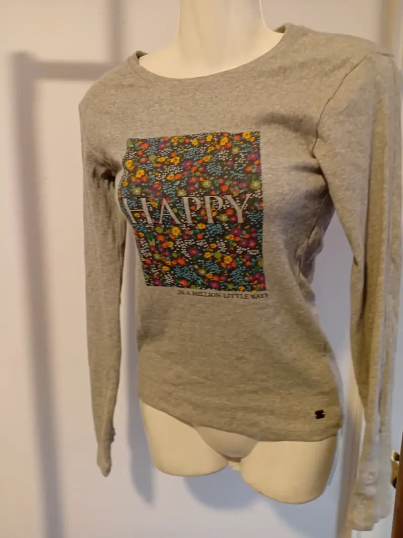 Polera gris estampado floral