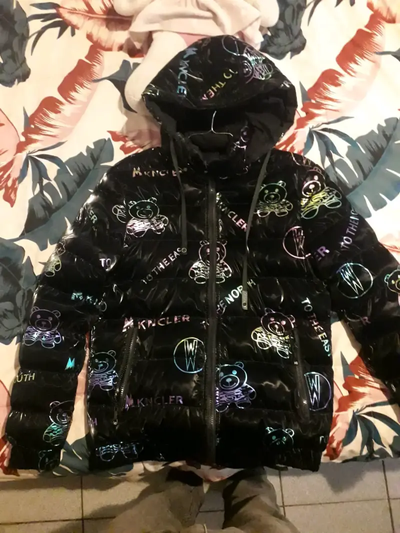 Chaqueta negra con diseño de osos - 1