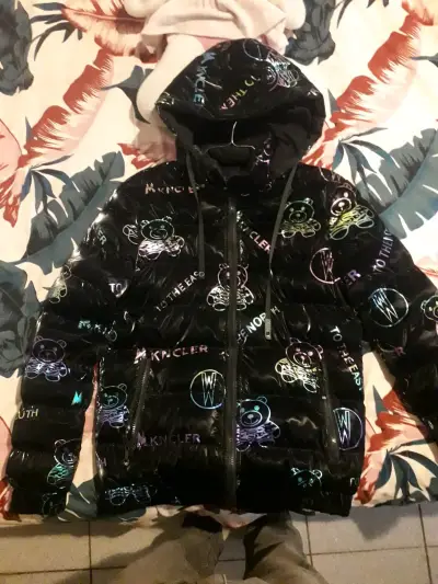 Chaqueta negra con diseño de osos - miniatura 1
