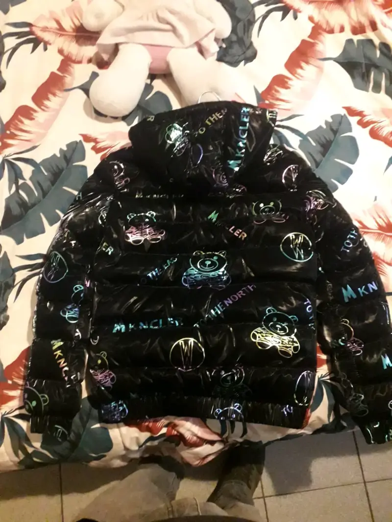 Chaqueta negra con diseño de osos - 4