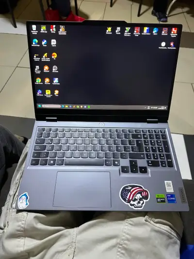 Laptop Lenovo LOQ - miniatura 1