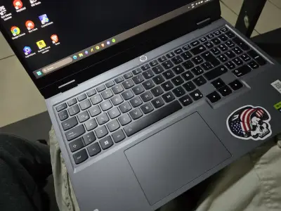 Laptop Lenovo LOQ - miniatura 2