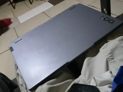 Laptop Lenovo LOQ - miniatura 3